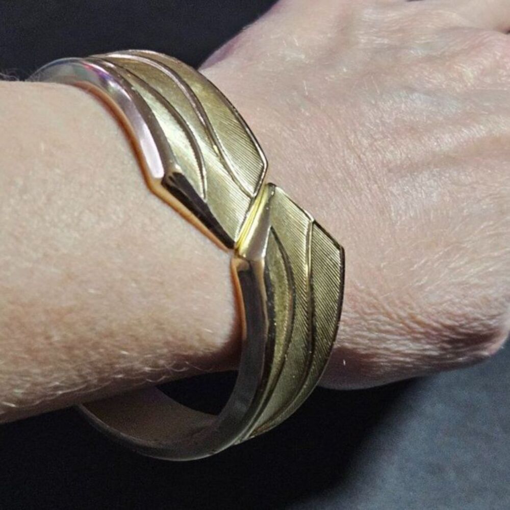 Sarah Coventry gold tone hinged bracelet 6.25"